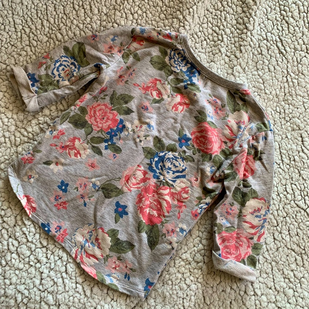 Stylish mid-sleeve shirt
